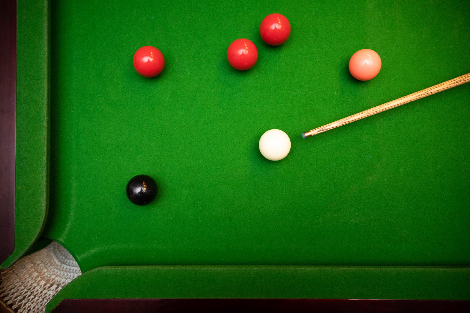 black ball shot in snooker game